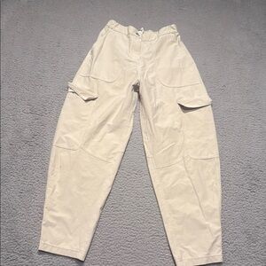 Lululemon Light Utilitech Cargo Pocket High-Rise Pant
Natural Ivory size 24